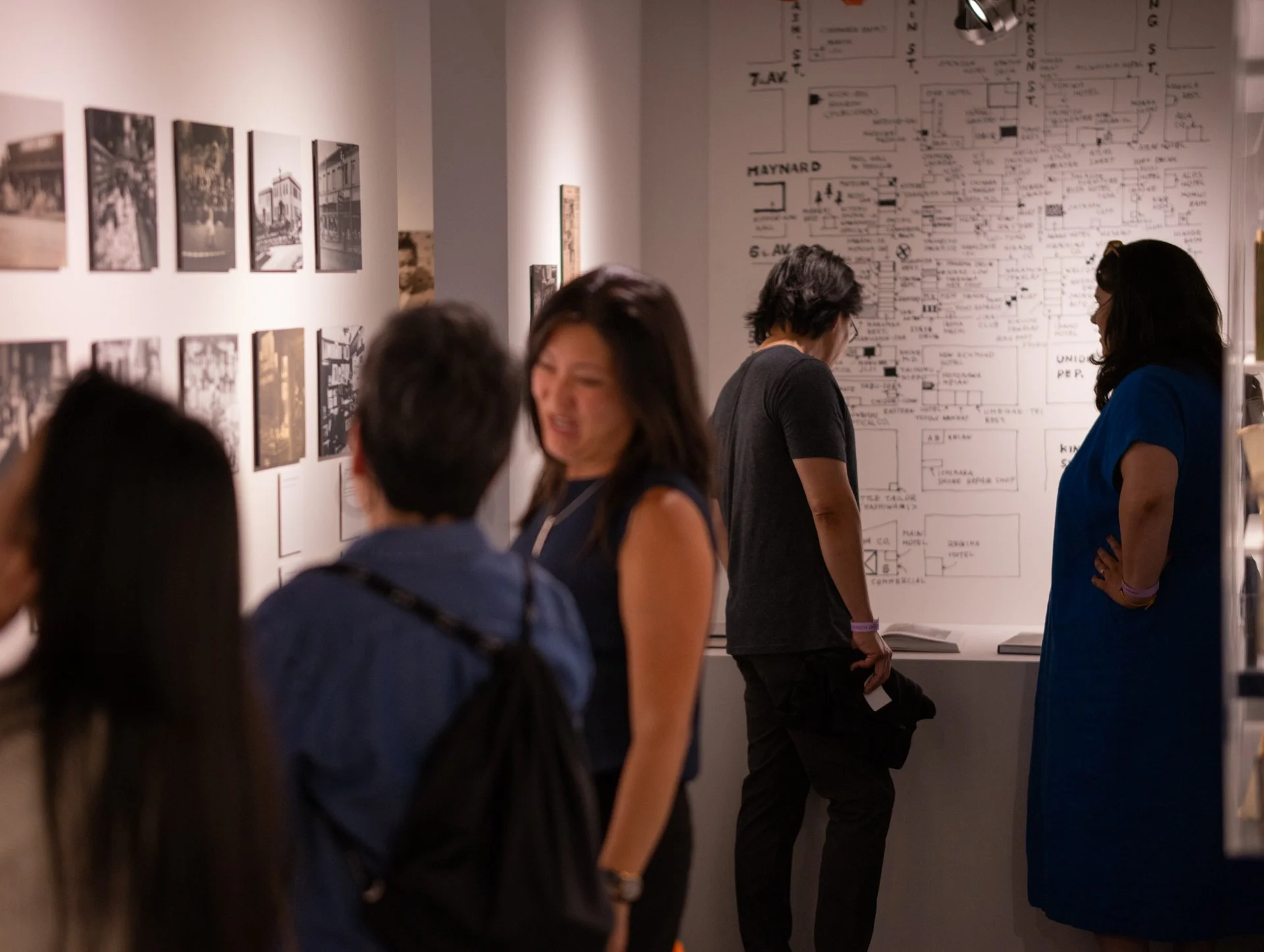 細川真希 原画「People in Seattle 2011」16×26cm Five Beautiful Women – Works – eMuseum